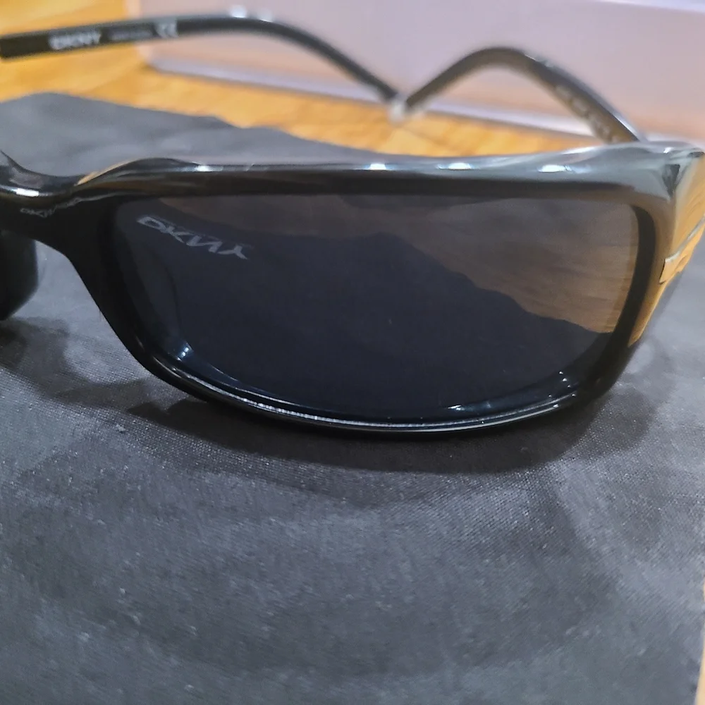 🕶 DKNY Designer Women's Black Sunglasses with Hard Case & Cleaning Cloth